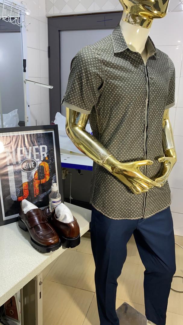 Men’s Short-Sleeve Button-Up Shirt with Subtle Print Design