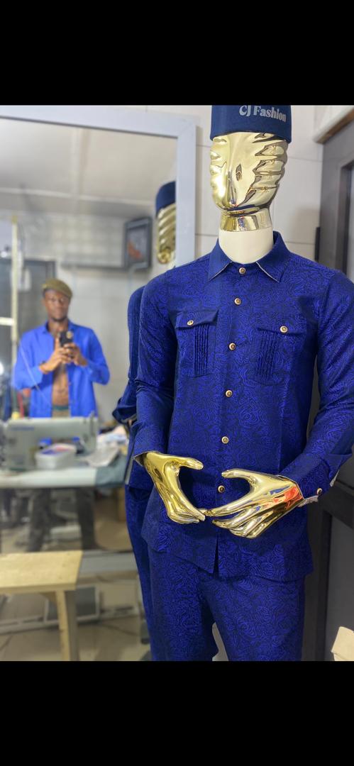 Royal Blue Men’s Two-Piece Outfit with Subtle Pattern and Button Detail